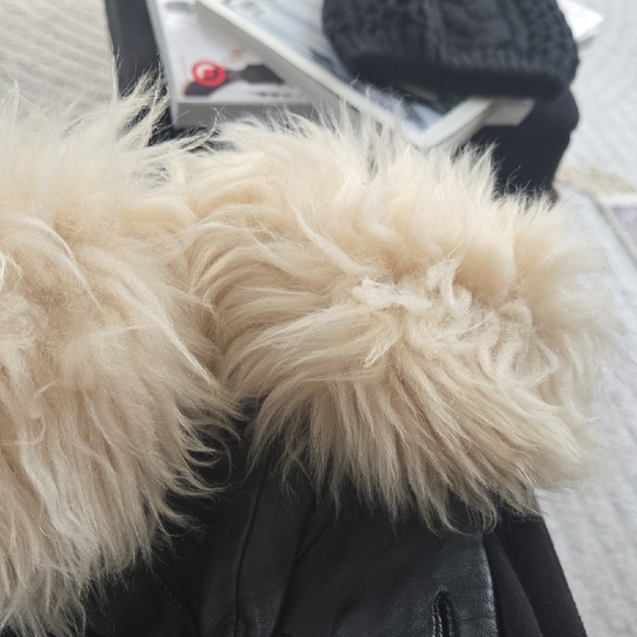 UGG Soft Cream Fleece Accessory - Picture 2 of 2